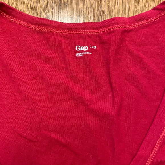 GAP Tee Shirt - red- large - Picture 2 of 2